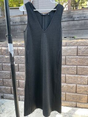 Uniqlo Sleeveless V-Neck Black Dress
